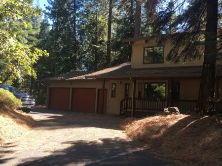 Ebbetts Pass Getaway - Awesome Easy Access Large Mountain Cabin