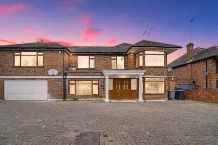 Luxurious 5 BED | 10 mins from Wembley | 4 Bath | Gym | Jacuzzi Отели рядом с достопримечательностью «Хэрроу»