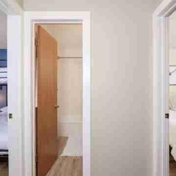 Hot tub, Sauna, summer Pool in The Great Outdoors! Clean & comfy beds. Rooms