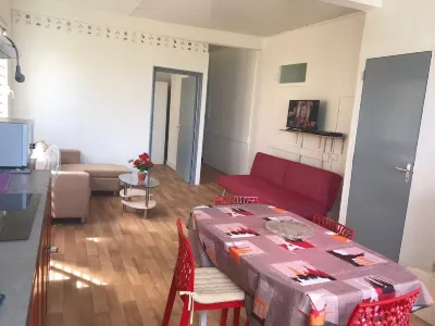 T2 apartment sea view, close to beaches and local shops Hotels in 