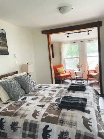 Spacious & Private Cottage | Escape into Nature| Deep River, Algonguin Отели в г. Лорентиан Хилс