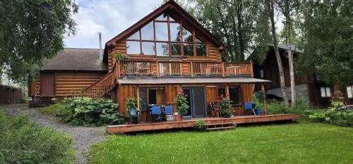 Close to Soldotna, large home on the Kenai River.  Sleeps 15, 7 bedrooms, 6 bath Hotel a Soldotna