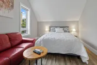 Single Bachelor unit en-suite Across from Google