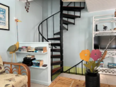 Sealofts #18: Cozy 2-bed loft-style condo on the water with WiFi, pool and AC 聖基茨酒店