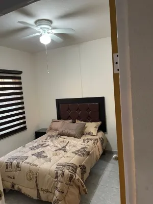 Una casa en Vallarta con jardines alrededor y una alberca fuera del fracc