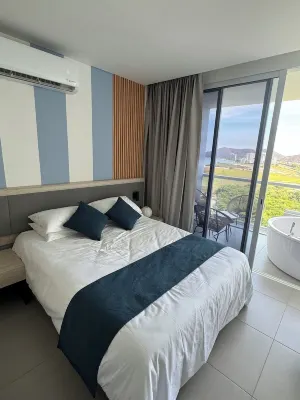 Suite with Jacuzzi and beautiful sea view, Pool and 100m away from the beach