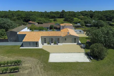 Luxury oleronnaise farmhouse at the foot of the vines with private enclosed swimming pool