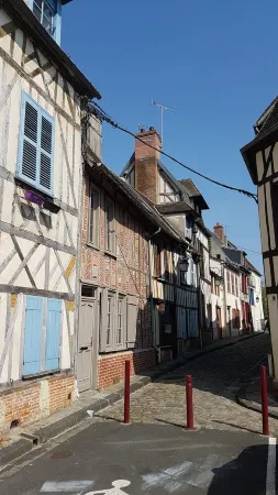 F1 hyper center at the foot of the cathedral