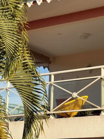 3 minutes walk from the beach and shops.swimming pool and free parking space. Отели рядом с достопримечательностью «Point du Bout Beach»