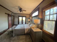 Parade of Homes Cabin w/hot tub, outdoor fireplace, community riverfront! - Træningscentre