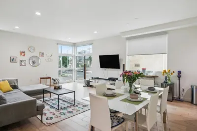 Close to Hollywood and Getty with a Panorama Deck 鄰近Trader Joe's的酒店