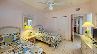 1st Floor 3 BR Ocean View condo sleeps 6. Walking distance to shops/restaurants!