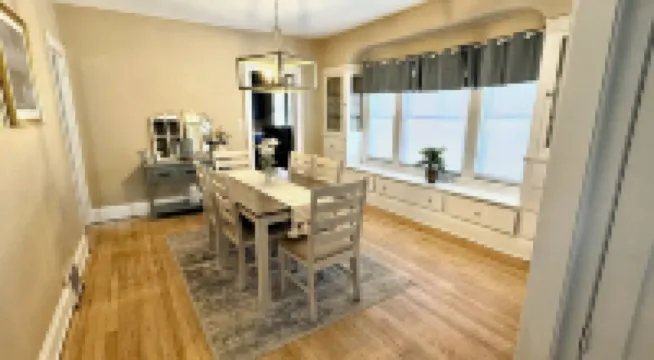 Farmhouse In The City CLE Clinic-Long Stays Welcome - 2bd/1bth WiFi, Full Kitch 謝克海茨酒店