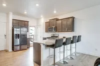 17 Mi to Denver Zoo: Family-friendly Aurora Home