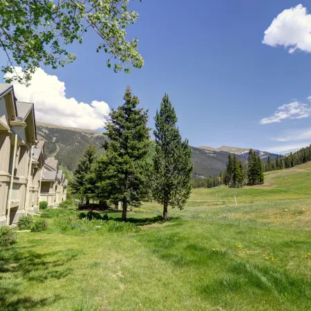 Newly Renovated, Slope-Side Walk-in Walk-Out, Top Floor, Views of Ten Mile Range - ER4 by Redawning