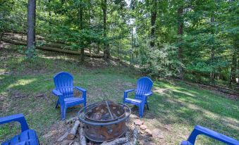 Cozy Studio Cabin on Lake O the Pines with Deck!