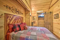 Secluded and Peaceful Tree Top Cabin with Loft Hotels in Lake Hamilton