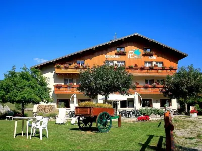 Logis Hotel les Playes Hotels in der Nähe von Red Mosque