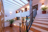 Casa la Palma Full Service Scape -Whit Chef and Staff