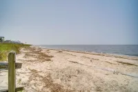 Pet-Friendly Villas Vacation Rental Walk to Bay - Strand