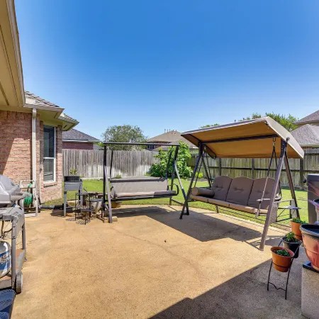 Patio, BBQ & Yard: Family Retreat in Pearland