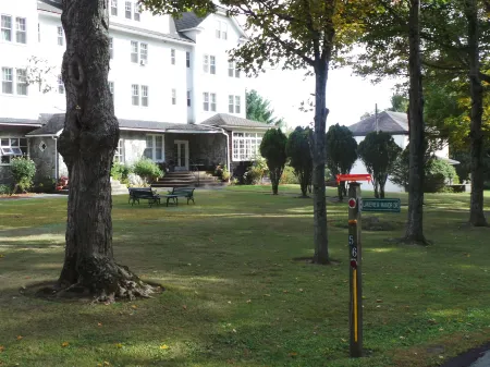 Kenoza Lake View Manor Отели в г. Кошектон