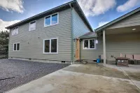 Spacious Bandon Getaway - 2 Blocks to Ocean!