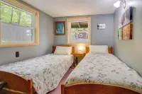 Waterfront Escape w/ Kayak, Paddle Boards, & Sauna -  Privatzimmer