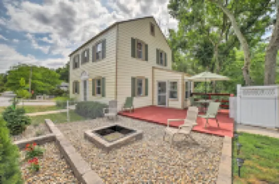 Pet-Friendly Lake Getaway: 1 Block to Beach!