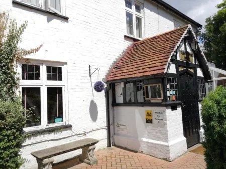 The Tudor Hotel Отели в г. Райслип