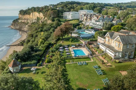 Luccombe Manor Country House Hotel Отели рядом с достопримечательностью «Шанклин в Ventnor Coastal Walk»