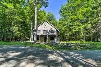 Sleek Cabin w/ Deck, 8 Miles to Mount Snow & Hikes - Wifi