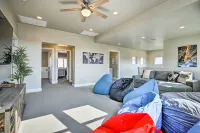 Utah Group Getaway w/ Patio! Swim, Soak & Hike - 駐車場