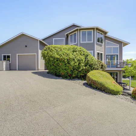 Modern Retreat w/ Hot Tub - Steps to Lake Chelan!