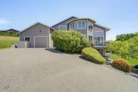 Modern Retreat w/ Hot Tub - Steps to Lake Chelan! - Homestays