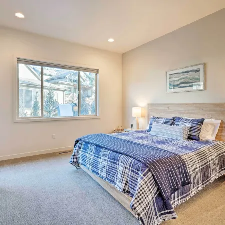 Luxury Mt Bachelor Retreat w/ Hot Tub & Patio