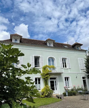 Villa Clément Appart'Hotel St Clément Proche de Sens Отели в г. Парон