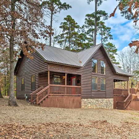 Hot Tub: 'Little Bear's Pond' Broken Bow Cabin