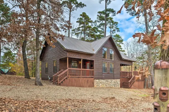 Hot Tub: 'Little Bear's Pond' Broken Bow Cabin