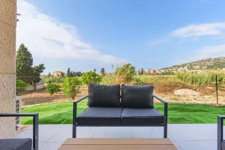Glow Studios & Apartments in Batroun Отели в г. Enfeh