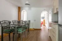 Stylish 2Bd Family Hideaway in Dover