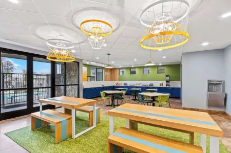 Spark by Hilton Phoenix East Mesa Отели рядом с достопримечательностью «Arizona State University Polytechnic Campus»