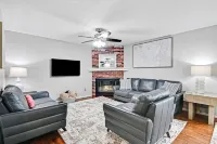 🌻BBQ🌻Luxury King Beds🌻Nearby Parks🌻 Reserved Parking🌻Smart TVs🌻Google Fiber🌻W/D🌻