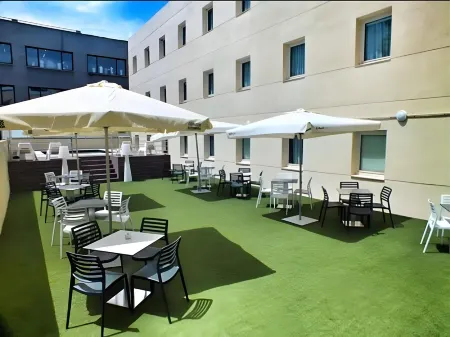 Checkin Urban Nevada Отели рядом с достопримечательностью «Camping Reina Isabel»