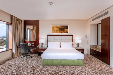 Holiday Inn Cochin Отели рядом с достопримечательностью «Керала Хай Корт»