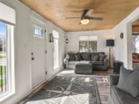 Charming 2-bedroom house in delightful New Buffalo with hot tub Hotels in New Buffalo