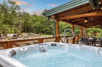The Bigwood Cabin by Avantstay Hot Tub, Firepit, Pool Table, Private Yard