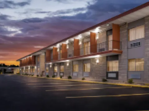 Travelodge by Wyndham Bloomington Hotels in Bloomington