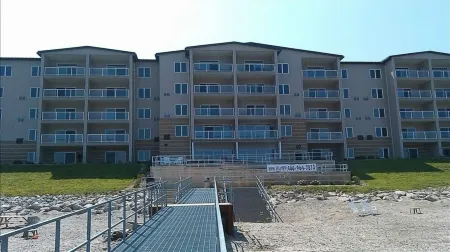 Luxury 3Br/2BA Lakefront Condo  Private Beach-Indoor Pool--Perfect for Families! Отели в г. Дженива-он--Лейк