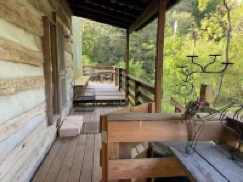 Magical Log Cabin, Streams in Private Yard, 4 Bedrooms, Pet Friendly, WiFi